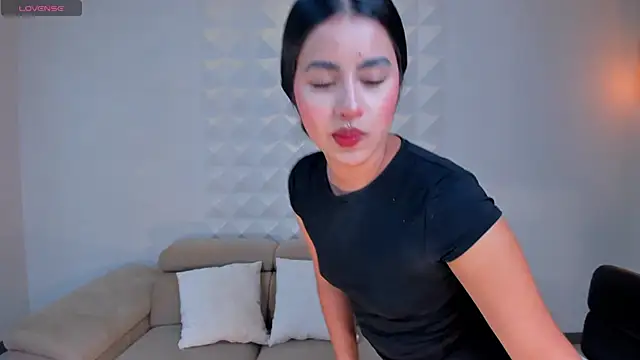 IsabellaHill  online show from December 6, 7:45 pm