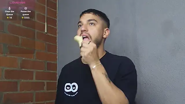 Leandro valenzuela online show from April 2, 4:32 am