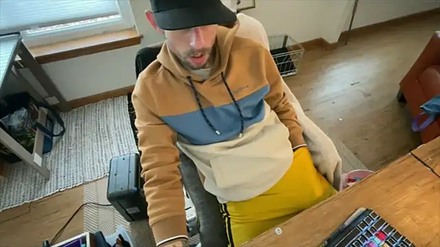 Snapshot of RuffClvb chatting on December 5, 2:47 pm RuffClvb online show from December 5, 2:47 pm