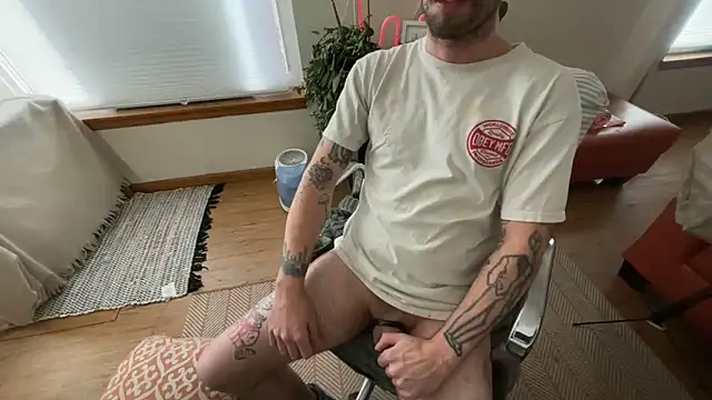 Snapshot of RuffClvb chatting on February 4, 9:42 pm RuffClvb online show from February 4, 9:42 pm