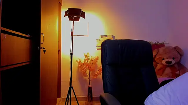 Snapshot of Charlee_pink chatting on April 17, 6:22 pm Charlee pink online show from April 17, 6:22 pm