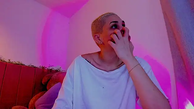Snapshot of Charlee_pink chatting on April 20, 4:37 am Charlee pink online show from April 20, 4:37 am