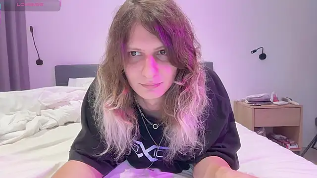 Snapshot of Alice_Pinkhead chatting on November 27, 10:28 am Alice Pinkhead online show from November 27, 10:28 am