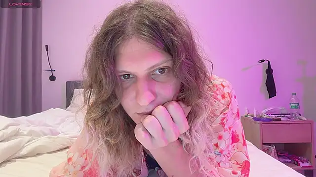 Snapshot of Alice_Pinkhead chatting on December 5, 5:16 am Alice Pinkhead online show from December 5, 5:16 am