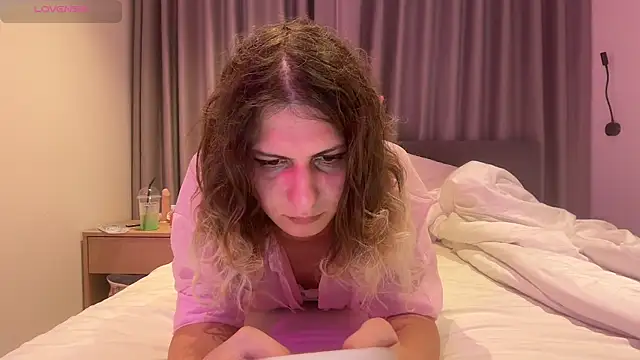 Snapshot of Alice_Pinkhead chatting on December 18, 5:57 am Alice Pinkhead online show from December 18, 5:57 am