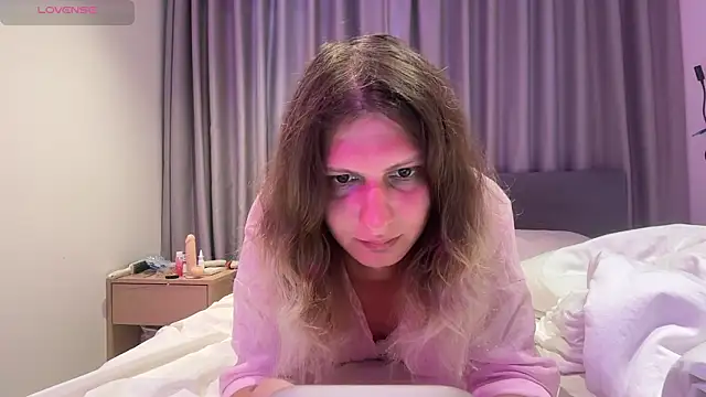 Snapshot of Alice_Pinkhead chatting on December 22, 6:32 am Alice Pinkhead online show from December 22, 6:32 am