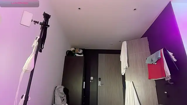 Snapshot of Alice_Pinkhead chatting on February 6, 7:56 am Alice Pinkhead online show from February 6, 7:56 am