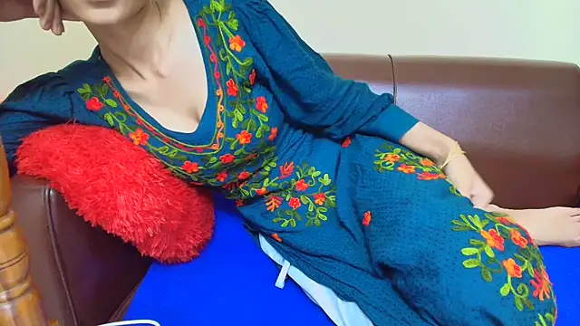 Snapshot of Srabontii chatting on November 15, 10:12 am Srabontii online show from November 15, 10:12 am