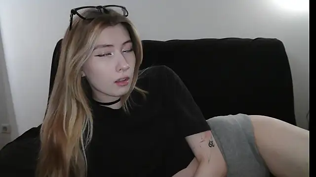 ErikaShyy online show from March 18, 10:07 am