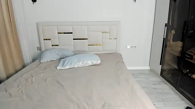 Lola Peach online show from April 8, 2:33 am