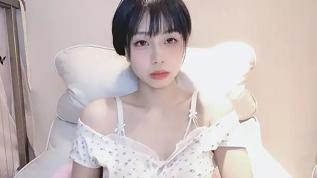 Snapshot of -Hottie chatting on December 9, 3:44 pm -Hottie online show from December 9, 3:44 pm
