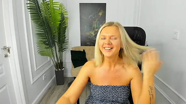 AgathaKlouin online show from October 7, 7:11 pm