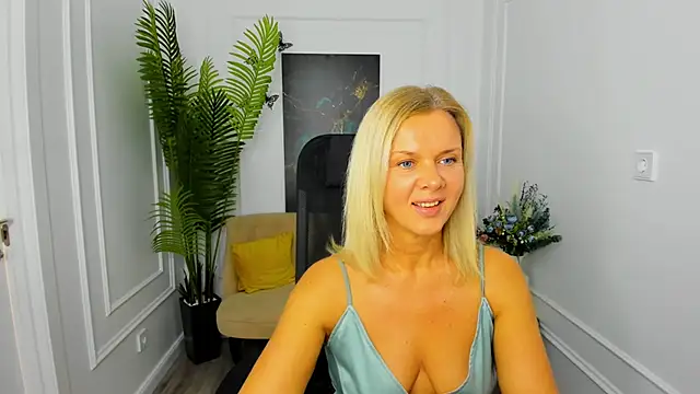 AgathaKlouin online show from November 25, 7:14 pm