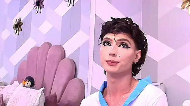 Snapshot of KylieMonnett chatting on October 9, 5:00 pm KylieMonnett online show from October 9, 5:00 pm