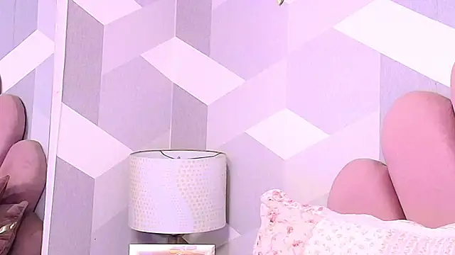 Snapshot of KylieMonnett chatting on October 18, 8:31 pm KylieMonnett online show from October 18, 8:31 pm