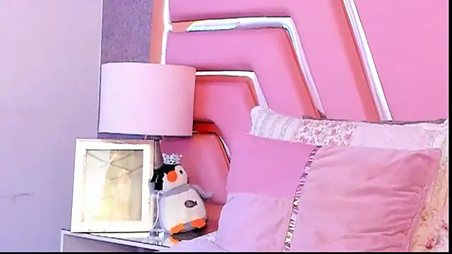 Snapshot of KylieMonnett chatting on February 27, 1:05 am KylieMonnett online show from February 27, 1:05 am