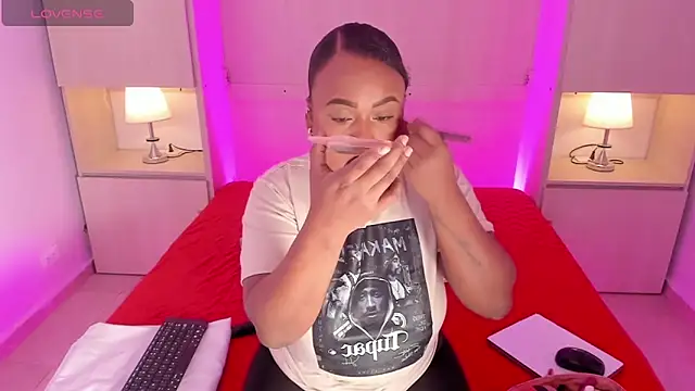 EmilyyStuart online show from March 19, 3:43 am