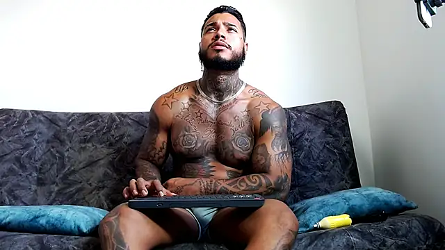 Snapshot of Exotic_tatto27121 chatting on December 6, 3:55 pm Exotic tatto27121 online show from December 6, 3:55 pm