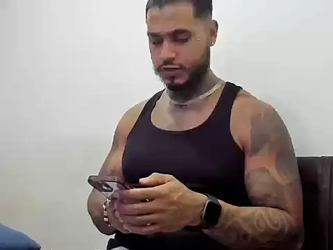 Snapshot of Exotic_tatto27121 chatting on June 3, 4:26 am Exotic tatto27121 online show from June 3, 4:26 am