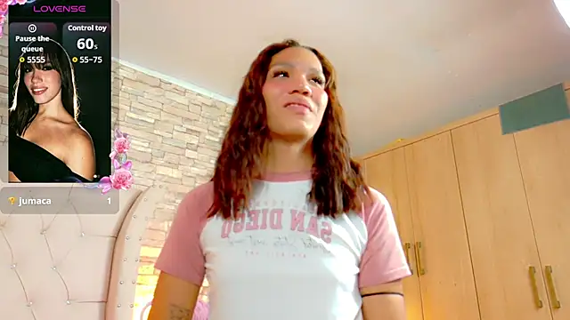 Snapshot of Sara-Smith- chatting on June 25, 11:26 am Sara-Smith- online show from June 25, 11:26 am