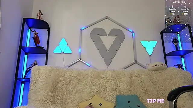 littlevixen18 online show from November 5, 1:55 pm