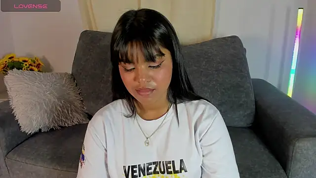 Snapshot of zoe_roux21 chatting on February 6, 9:06 pm zoe roux21 online show from February 6, 9:06 pm