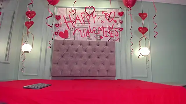 Snapshot of zoe_roux21 chatting on February 12, 8:18 pm zoe roux21 online show from February 12, 8:18 pm