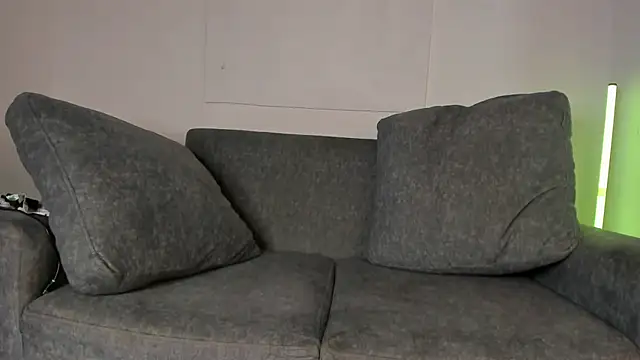 Snapshot of zoe_roux21 chatting on February 23, 2:07 am zoe roux21 online show from February 23, 2:07 am