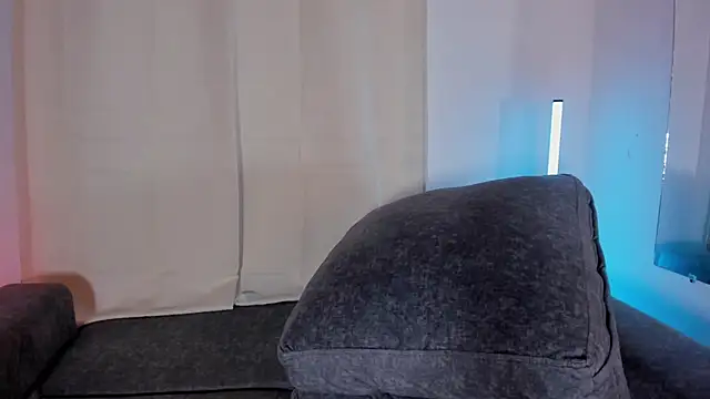 Snapshot of zoe_roux21 chatting on March 9, 1:25 am zoe roux21 online show from March 9, 1:25 am