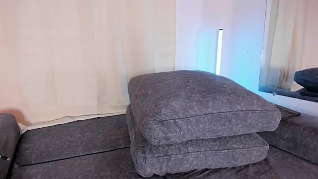 Snapshot of zoe_roux21 chatting on March 12, 2:30 am zoe roux21 online show from March 12, 2:30 am