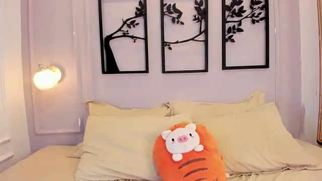 Snapshot of zoe_roux21 chatting on November 19, 4:23 am zoe roux21 online show from November 19, 4:23 am