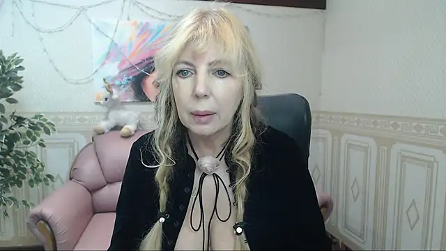 Snapshot of Anna_Diax chatting on February 8, 12:39 pm Anna Diax online show from February 8, 12:39 pm