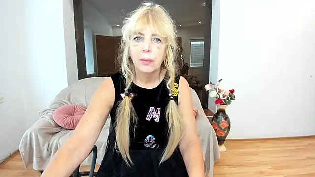 Snapshot of Anna_Diax chatting on October 18, 11:44 am Anna Diax online show from October 18, 11:44 am