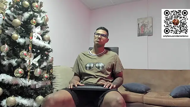 Snapshot of Darren_hot2 chatting on December 13, 7:53 pm Darren hot2 online show from December 13, 7:53 pm
