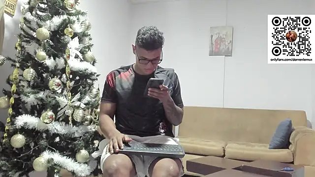 Snapshot of Darren_hot2 chatting on January 4, 10:34 pm Darren hot2 online show from January 4, 10:34 pm