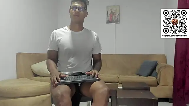 Snapshot of Darren_hot2 chatting on January 29, 8:29 am Darren hot2 online show from January 29, 8:29 am
