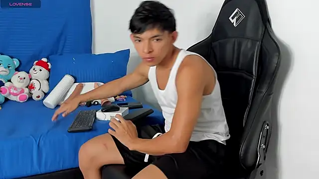 Snapshot of Tonny_twink_ chatting on April 20, 2:25 am Tonny twink online show from April 20, 2:25 am