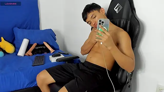 Snapshot of Tonny_twink_ chatting on June 2, 1:51 am Tonny twink online show from June 2, 1:51 am