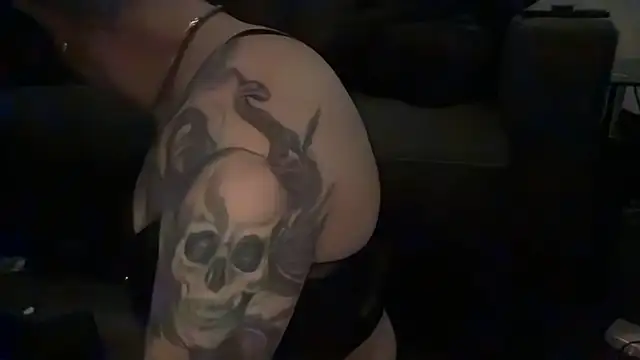 Snapshot of RavenRayyy chatting on November 18, 9:47 am RavenRayyy online show from November 18, 9:47 am