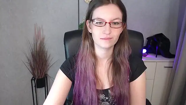 Snapshot of emmaxDelight chatting on November 5, 6:24 am emmaxDelight online show from November 5, 6:24 am