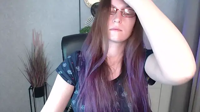 Snapshot of emmaxDelight chatting on November 13, 6:23 am emmaxDelight online show from November 13, 6:23 am