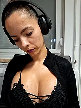 Snapshot of allinqueen chatting on October 23, 12:48 pm allinqueen online show from October 23, 12:48 pm