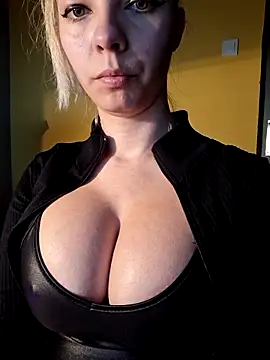 Snapshot of allinqueen chatting on March 22, 5:16 pm allinqueen online show from March 22, 5:16 pm