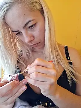 Snapshot of allinqueen chatting on April 16, 10:27 am allinqueen online show from April 16, 10:27 am