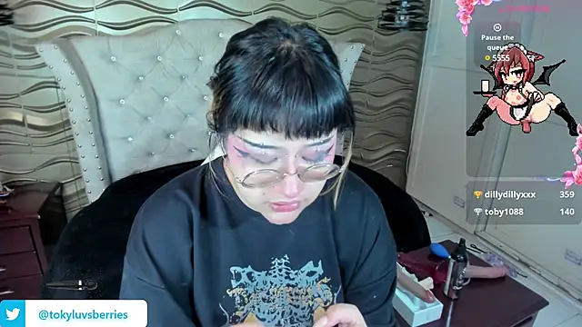 Snapshot of toky_doll chatting on December 10, 12:06 am toky doll online show from December 10, 12:06 am