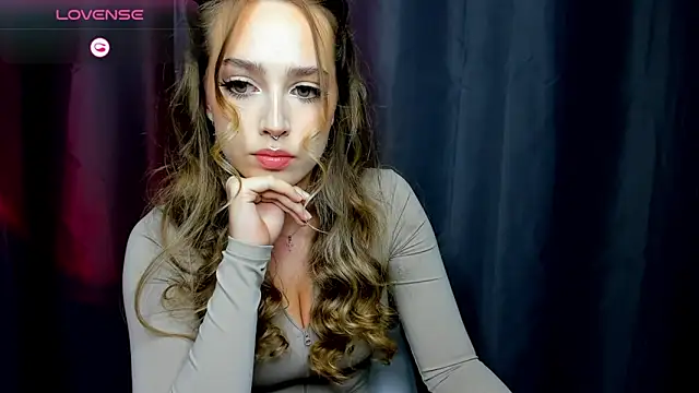 YaraKroft  online show from December 3, 8:45 am