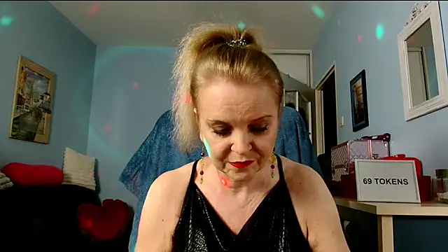 sexyjennyeu online show from March 11, 9:32 pm