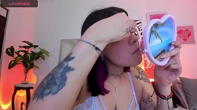 Snapshot of AnnieHuntters chatting on February 7, 2:50 am AnnieHuntters online show from February 7, 2:50 am