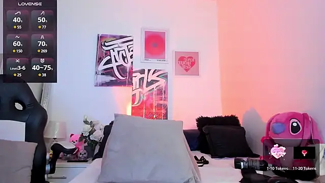 Snapshot of AnnieHuntters chatting on February 12, 6:08 am AnnieHuntters online show from February 12, 6:08 am