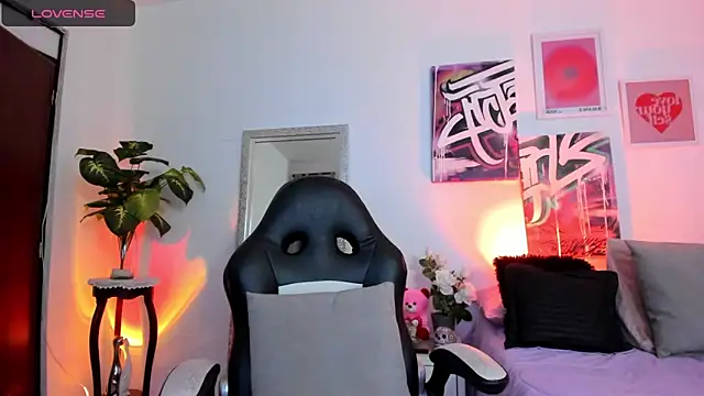 Snapshot of AnnieHuntters chatting on March 18, 3:20 am AnnieHuntters online show from March 18, 3:20 am